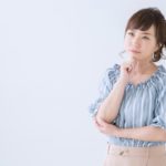 考える女性