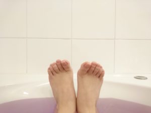 お風呂に入った女性の足