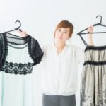 ドレスを選ぶ女性