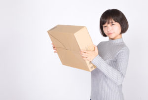 宅急便が届いた女性