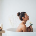 入浴する女性
